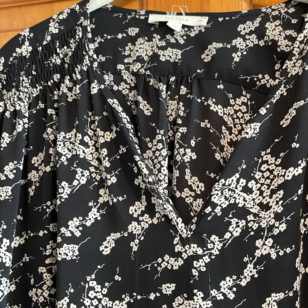 Flowered blouse. - Picture 2 of 2